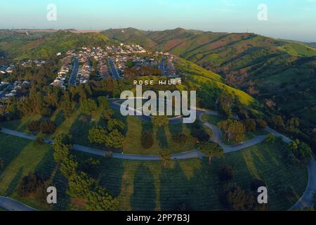 Une vue aérienne de la morgue et du cimetière de Rose Hills Memorial Park, le jeudi 20 avril 2023, à Whittier, Etalonnage Banque D'Images