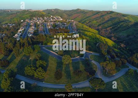 Une vue aérienne de la morgue et du cimetière de Rose Hills Memorial Park, le jeudi 20 avril 2023, à Whittier, Etalonnage Banque D'Images