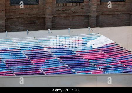 Draps en tissu très fin de différentes couleurs en bleu, violet, fuchsia roulé près les uns des autres à l'extérieur. Banque D'Images