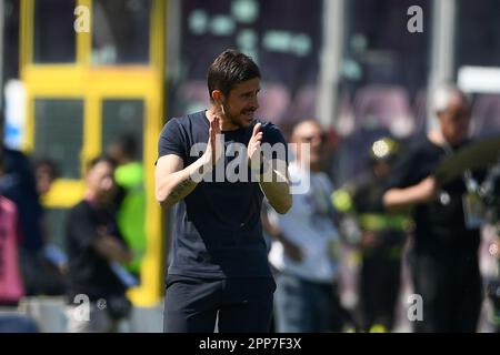 Salerno, Italie. 22nd avril 2023. Alessio Dionisi entraîneur-chef US Sassuolo gestes pendant la série Un match entre les États-Unis Salerntana et les États-Unis Sassuolo au Stadio Arechi, Salerno, Italie sur 22 avril 2023. Credit: Nicola Ianuale/Alamy Live News Banque D'Images