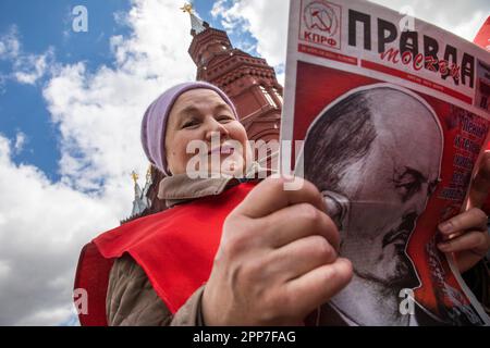 Moscou, Russie. 22nd avril 2023. Une femme âgée lit le journal "Pravda" d'un parti communiste (Eng: Vérité) lors d'une cérémonie pour déposer des fleurs et des couronnes sur le mausolée de Lénine sur la place Rouge et marquer 153 ans depuis la naissance de Vladimir Lénine, en Russie. Nikolay Vinokurov/Alay Live News Banque D'Images