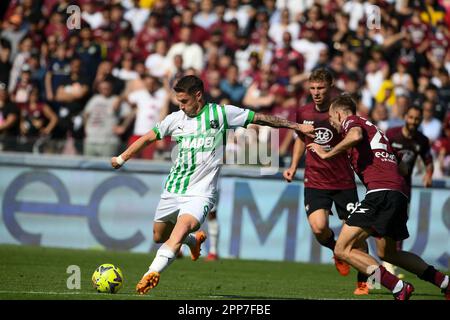 Salerno, Italie. 22nd avril 2023. Andrea Pinamonti de US Sassuolo en action pendant la série Un match entre US Salerntana et US Sassuolo au Stadio Arechi, Salerno, Italie sur 22 avril 2023. Credit: Nicola Ianuale/Alamy Live News Banque D'Images