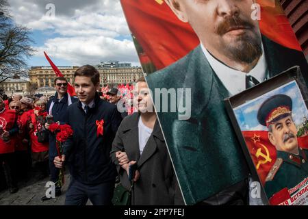 Moscou, Russie. 22nd avril 2023. Les partisans du Parti communiste russe (KPRF) participent à une cérémonie pour déposer des fleurs et des couronnes sur le mausolée de Lénine sur la place Rouge et marquer 153 ans depuis la naissance de Vladimir Lénine, en Russie. Nikolay Vinokurov/Alay Live News Banque D'Images