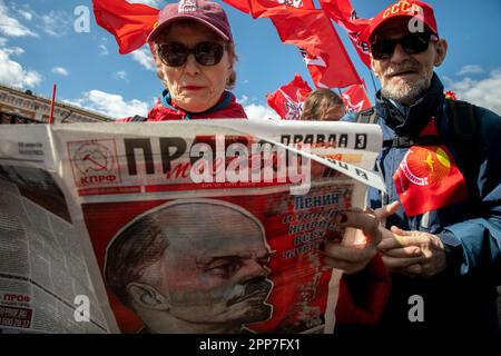 Moscou, Russie. 22nd avril 2023. Une femme âgée lit le journal "Pravda" d'un parti communiste (Eng: Vérité) lors d'une cérémonie pour déposer des fleurs et des couronnes sur le mausolée de Lénine sur la place Rouge et marquer 153 ans depuis la naissance de Vladimir Lénine, en Russie. Nikolay Vinokurov/Alay Live News Banque D'Images