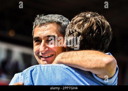 22 avril 2023: ALMERIA, ESPAGNE - AVRIL 22: Ernesto Valverde de l'Athlétique de Bilbao et Rubi de UD Almeria dans un câlin pendant le réchauffement du match entre UD Almeria et Athlétique de Bilbao de la Liga Santander sur 22 avril 2023 au stade Powerhouse à Almeria, Espagne. (Credit image: © Samuel Carreño/PX Imagens via ZUMA Press Wire) USAGE ÉDITORIAL SEULEMENT! Non destiné À un usage commercial ! Banque D'Images