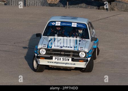 Seafront, Clacton on Sea, Essex, Royaume-Uni. 22nd avril 2023. Le Corbeau Seats Rally organisé par le Chelmsford Motor Club a lieu autour de Tendring et de Clacton, dans l'Essex, et a commencé par les étapes 1 et 2 le long des chemins de promenade et des routes au-dessous de la falaise Marine Parade Clacton on Sea. Les meilleurs pilotes nationaux dans les voitures de l'ancien World Rally car et les pilotes de club dans divers groupes, y compris les classiques. Ford Escort Mk2 conduit par Ben Friend Banque D'Images