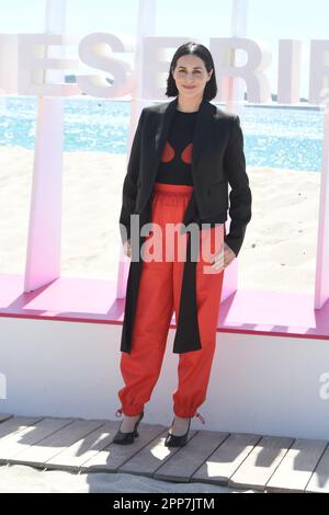 CANNES, FRANCE - 15 AVRIL CANNES, Amira Casar assistez à la Petite photo de lumière Du deuxième jour du Festival international des Canneseries 6th, le mois d'avril Banque D'Images