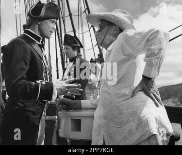 MARLON BRANDO et la directrice CAROL REED (non crédités) sur le site MUTINERIE franche SUR LE BOUNTY 1962 Director LEWIS MILESTONE Novel Charles Nordhoff et James Norman Hall Costume Design MOSS MABRY Music BRONISLAU KAPER Metro Goldwyn Mayer Banque D'Images