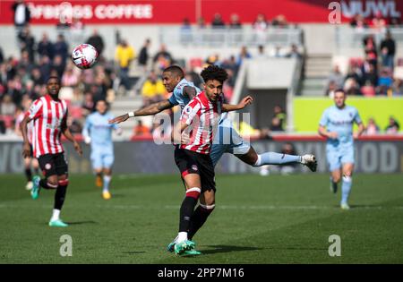 Londres, Royaume-Uni. 22 avril 2023London, Royaume-Uni. 22nd avril 2023. Ashley Young, d'Aston Villa FC, dirige le ballon lors du match de la Premier League entre Brentford et Aston Villa au Gtech Community Stadium, Londres, Angleterre, le 22 avril 2023. Photo de Phil Hutchinson. Utilisation éditoriale uniquement, licence requise pour une utilisation commerciale. Aucune utilisation dans les Paris, les jeux ou les publications d'un seul club/ligue/joueur. Crédit : UK Sports pics Ltd/Alay Live News Banque D'Images