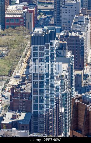 509 Third Avenue, une tour résidentielle de 35 étages en verre et pierre, approche de sa fin d'étude au coin de la rue East 34th, à Murray Hill. Banque D'Images