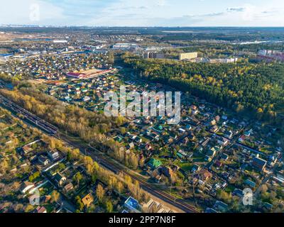 Vue aérienne sur la gare de Krasnogorskaya, complexe équestre, hôpital militaire Vishnevskogo, hypermarché allemand sur le nouveau Higway de Riga. À la b Banque D'Images