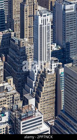 En briques blanches, le 275 Madison Avenue, un monument art déco de 43 étages, surplombe le bâtiment de bureaux voisin, le 271 Madison Avenue, à Murray Hill. Banque D'Images
