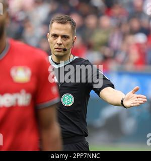 Schiedsrichter Robert Hartmann, Leverkusen, Allemagne, 18/04/2023, 1. Bundesliga, Matchday 27, Bayer 04 Leverkusen - Eintracht Frankfurt. RÉGLEMENTATION DFL Banque D'Images