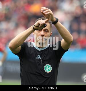 Schiedsrichter Robert Hartmann, Leverkusen, Allemagne, 18/04/2023, 1. Bundesliga, Matchday 27, Bayer 04 Leverkusen - Eintracht Frankfurt. RÉGLEMENTATION DFL Banque D'Images