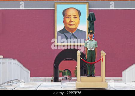 Pékin, Chine - 08 août 2018 : Garde derrière le portrait de Mao à l'entrée de la Cité interdite. Banque D'Images