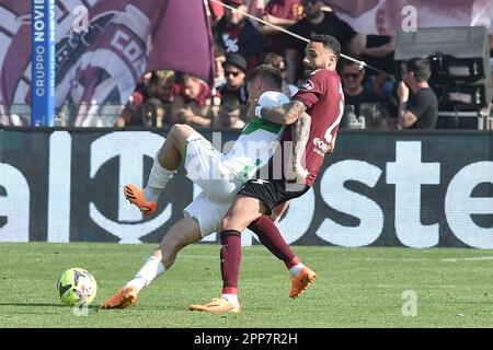 Salerno, Italie. 22nd avril 2023. Andrea Pinamonti des États-Unis Sassuolo Calcio concurrence pour le ballon avec Dylan Bronn des États-Unis Salerntana pendant la série Un match entre les États-Unis Salerntana 1919 contre les États-Unis Sassuolo Calcio au stade Arechi 22 avril 2023 Salerno (Credit image: © Agostino Gemito/Pacific Press via ZUMA Press Wire) USAGE ÉDITORIAL SEULEMENT! Non destiné À un usage commercial ! Banque D'Images