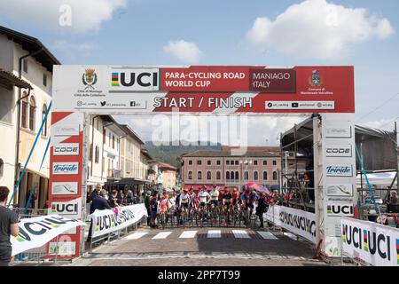 Maniago, Italie. 22nd avril 2023. Les coureurs se disputez derrière la ligne Start/Finish à Maniago, UCI World Cup, Road Race, Credit: Casey B. Gibson/Alay Live News Banque D'Images