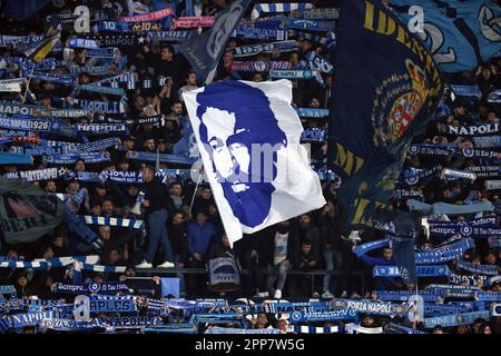 Naples, Italie, le 18th avril 2023. Les fans de SSC Napoli brandisent des drapeaux géants et tiennent leurs foulards pendant le match de l'UEFA Champions League au Stadio Diego Armando Maradona, à Naples. Le crédit photo devrait se lire: Jonathan Moscrop / Sportimage Banque D'Images