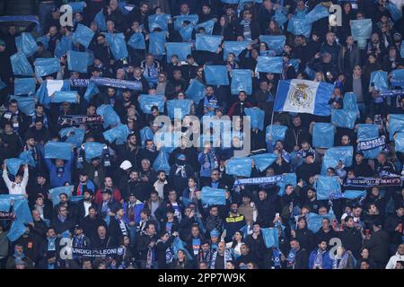 Naples, Italie, le 18th avril 2023. Les fans de SSC Napoli brandisent des drapeaux géants et tiennent leurs foulards pendant le match de l'UEFA Champions League au Stadio Diego Armando Maradona, à Naples. Le crédit photo devrait se lire: Jonathan Moscrop / Sportimage Banque D'Images