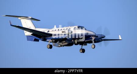 Royal Navy, Beech KingAir 350 de l'escadron 750 à l'approche de RNAS Culdrose Banque D'Images