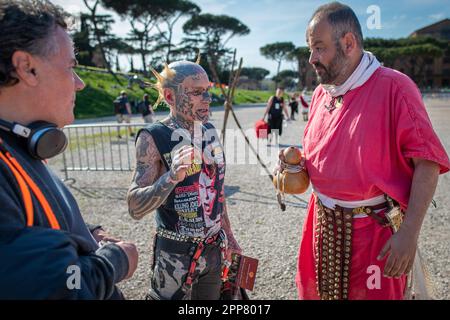 Un ancien roman parle à un punk moderne des figures du monde entier unis par leur passion pour le monde de la Rome antique ont établi un ancien village au Cirque Maximus pour célébrer le 2776th anniversaire de la fondation de Rome. L'événement organisé par le Gruppo Storico Romano, une association culturelle à but non lucratif née en 1994 d'une passion pour la Rome antique, cette année voit la participation de 2500 réacteurs appartenant à 80 associations de 16 nations. Le plus grand nombre de réacteurs viennent d'Espagne. La journée se termine par un concert du groupe de l'armée italienne. Banque D'Images