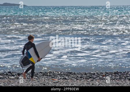 Jeune garçon surfant à Recco, Italie Banque D'Images