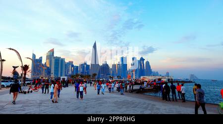 EID al fitr 2023 célébrations et feux d'artifice à la corniche de Doha 22-04-2023 Doha Qatar Banque D'Images