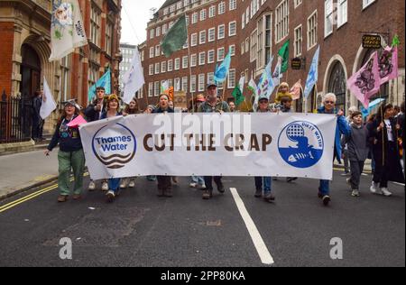 Londres, Royaume-Uni. 22nd avril 2023. Des milliers de personnes ont défilé à Westminster pour protester contre la destruction de la nature, la perte de biodiversité et les changements climatiques le jour de la Terre et le deuxième jour de la manifestation de quatre jours organisée par la rébellion des extinction et de nombreux autres groupes. Credit: Vuk Valcic/Alamy Live News Banque D'Images