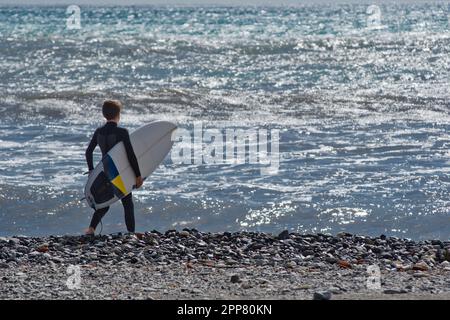 Jeune garçon surfant à Recco, Italie Banque D'Images