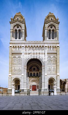 Façade extérieure, cathédrale de Marseille de style byzantin, Marseille, France Banque D'Images