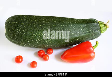 Courgettes de moelle végétale et poivron doux isolé sur fond blanc. Photographie d'une courge fraîche, vue du dessus. Thème de la courgette, nourriture biologique, n Banque D'Images