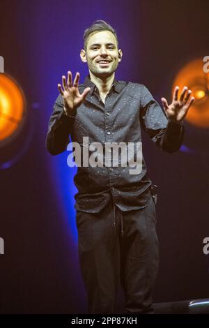 Milan Italie. 22 avril 2023. Le pianiste et compositeur hongrois PETER BENCE se produit en direct sur scène au Teatro degli Arcimboldi lors de la « formidable Piano Tour ». Crédit: Rodolfo Sassano/Alay Live News Banque D'Images