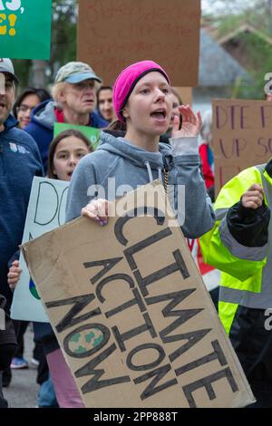 Royal Oak, Michigan, États-Unis. 22nd avril 2022. La Marche pour le climat du jour de la Terre du comté d'Oakland (Michigan) a attiré des centaines de personnes dans la banlieue de Detroit qui ont encouragé l'action pour lutter contre le changement climatique. Crédit : Jim West/Alay Live News Banque D'Images