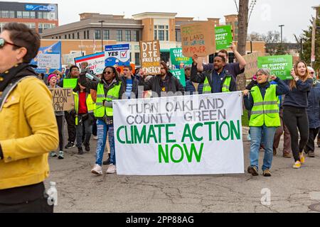 Royal Oak, Michigan, États-Unis. 22nd avril 2022. La Marche pour le climat du jour de la Terre du comté d'Oakland (Michigan) a attiré des centaines de personnes dans la banlieue de Detroit qui ont encouragé l'action pour lutter contre le changement climatique. Crédit : Jim West/Alay Live News Banque D'Images