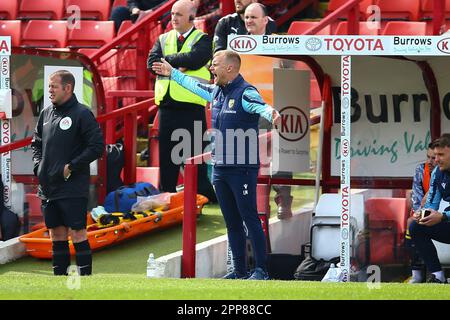 Oakwell Stadium, Barnsley, Angleterre - 22nd avril 2023 Liam Manning Manager d'Oxford - pendant le jeu Barnsley v Oxford United, Sky Bet League One, 2022/23, Oakwell Stadium, Barnsley, Angleterre - 22nd avril 2023 crédit: Arthur Haigh/WhiteRosePhotos/Alamy Live News Banque D'Images