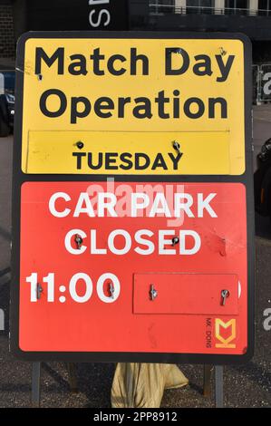 Panneau au stade MK, Milton Keynes: 'Opération de jour de match - parking fermé'. Banque D'Images