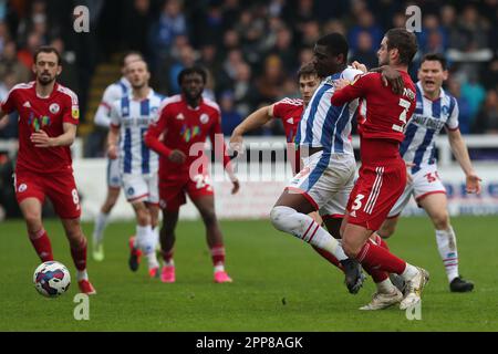 Hartlepool, Royaume-Uni. 22nd avril 2023.Josh Umerah, de Hartlepool United, combat avec Dion Conroy, de Crawley Town, lors du match de la Sky Bet League 2 entre Hartlepool United et Crawley Town à Victoria Park, Hartlepool, le samedi 22nd avril 2023. (Photo : Mark Fletcher | ACTUALITÉS MI) Credit: MI News & Sport /Alamy Live News Banque D'Images