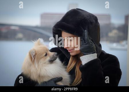 une jeune femme avec chien dans la ville Banque D'Images