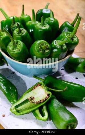 Pementos doux au poivre de padron vert frais, prêts à griller ou à frire avec de l'huile d'olive, en-cas traditionnel en Galice, Espagne. Banque D'Images