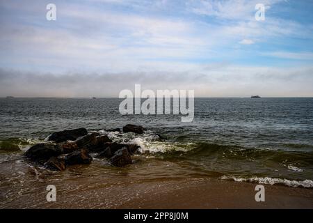 Le printemps de Cludy sur Brighton Beach, Brooklyn, NY, États-Unis Banque D'Images