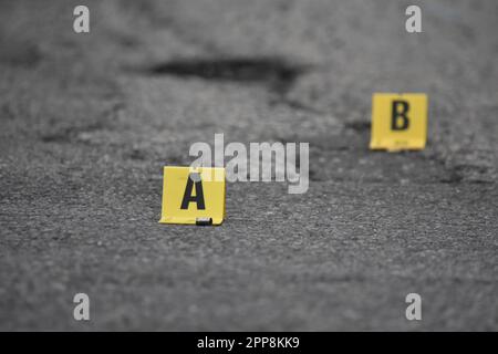 Paterson, États-Unis. 22nd avril 2023. Des marqueurs de preuves et des enveloppes de coquillages sont à la portée de la rue sur la scène du crime. Une fusillade était en cours d'enquête sur Beech Street, samedi après-midi. Des coquilles ont été trouvées au sol et aucune blessure n'a été signalée. La police de Paterson a fermé la route pendant un certain temps, pendant qu'elle enquêait sur les lieux du crime sur la rue Beech. (Photo de Kyle Mazza/SOPA Images/Sipa USA) crédit: SIPA USA/Alay Live News Banque D'Images