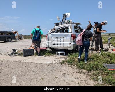 Boca Chica, États-Unis. 22nd avril 2023. Un gros morceau de débris endommage une mini-fourgonnette près du plateau de lancement du vaisseau spatial X à la base des étoiles, à Boca Chica, Texas, samedi, 22 avril 2023. Starship a explosé peu après le décollage sur 20 avril. Photo de Thom Baur/UPI crédit: UPI/Alay Live News Banque D'Images