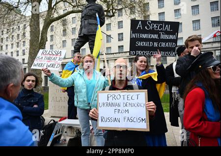 Downing Street, Londres, Royaume-Uni. 22nd avril 2023. L’allege du rallye ukrainien “pas notre guerre” est un propagandiste russe à Londres. L'Ukraine a besoin de plus d'armes. Nous avons besoin d'une défense aérienne. Nous avons besoin de votre aide. Si la Russie est à court d'armes, il n'y aura plus de guerre en face de Downing Street. #ArmUkraineNow Credit: Voir Li/Picture Capital/Alamy Live News Banque D'Images