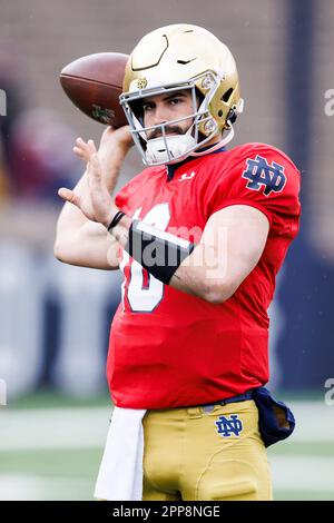 22 avril 2023 : quartier notre Dame Sam Hartman (10) lors de la prépartie du match annuel de football du printemps Blue-Gold de notre Dame au stade notre Dame de South Bend, Indiana. Or battu Bleu 24-0. John Mersiits/CSM. Banque D'Images