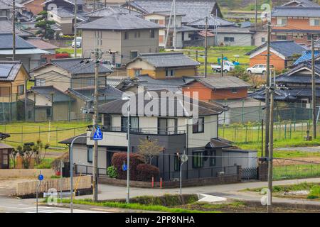 Grandes maisons dans une petite ville japonaise tranquille en campagne Banque D'Images