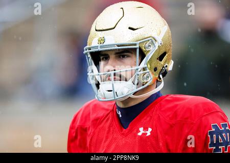 22 avril 2023 : quartier notre Dame Sam Hartman (10) lors de la prépartie du match annuel de football du printemps Blue-Gold de notre Dame au stade notre Dame de South Bend, Indiana. Or battu Bleu 24-0. John Mersiits/CSM. Banque D'Images