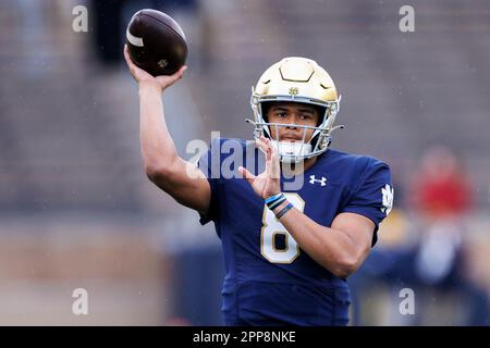 22 avril 2023 : quarterback notre Dame Kenny Minchey (8) lors du match annuel de football du printemps Blue-Gold de notre Dame au stade notre Dame de South Bend, Indiana. Or battu Bleu 24-0. John Mersiits/CSM. Banque D'Images