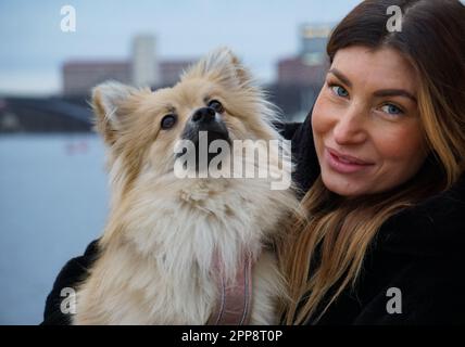 une jeune femme avec chien dans la ville Banque D'Images