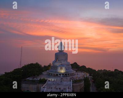 Vue aérienne Phuket grand Bouddha dans beau coucher de soleil. Le soleil brille à travers les nuages impact sur la surface de l'océan la beauté de la statue s'adapte parfaitement W. Banque D'Images