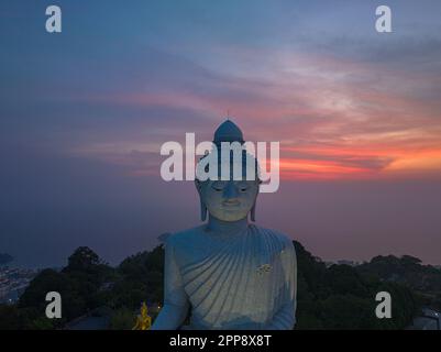 Vue aérienne Phuket grand Bouddha dans beau coucher de soleil. Le soleil brille à travers les nuages impact sur la surface de l'océan la beauté de la statue s'adapte parfaitement W. Banque D'Images